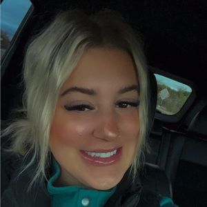 Meet your Posher, Chloe